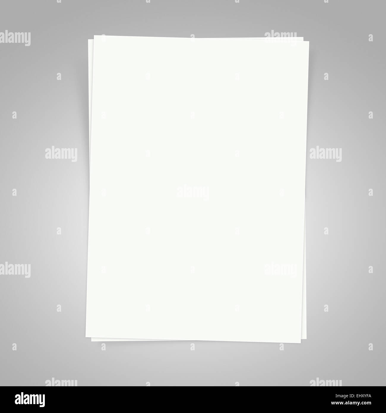 Blank white paper su uno sfondo grigio con ombre Foto Stock