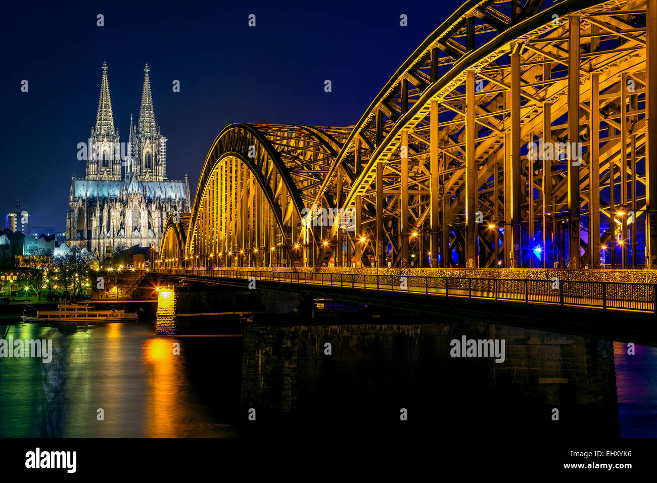 Germania, Colonia, illuminati dalla Cattedrale di Colonia e da ponte di Hohenzollern di notte Foto Stock