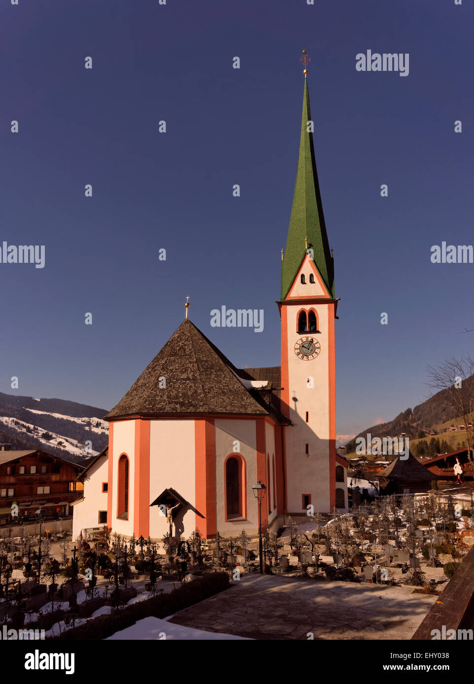 St Oswald la chiesa nel villaggio di Alpbach, Tirolo dell'Austria. In Austria il villaggio più belli e ben nota stazione sciistica. Foto Stock