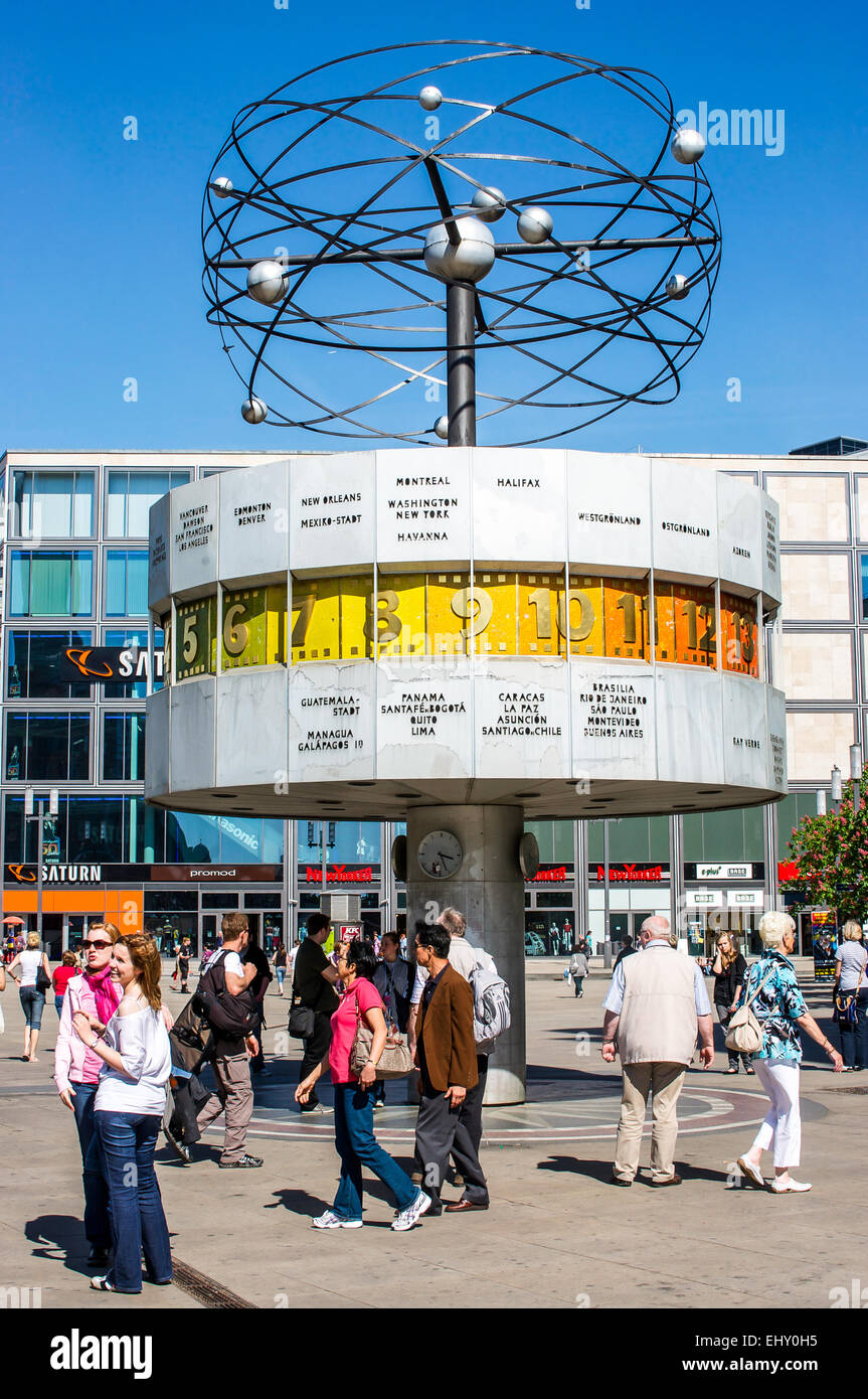 L'orologio atomico, noto anche come il Weltzeituhr (Worldtime Clock), a  Alexanderplatz di Berlino, Germania Foto stock - Alamy