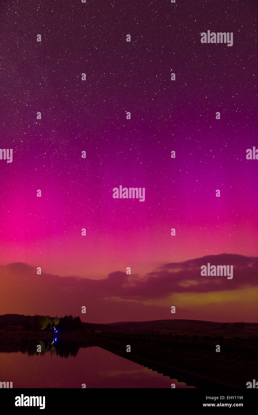 Aurora boreale (Northern lights) visto su Usk serbatoio nel Parco Nazionale di Brecon Beacons, Wales, Regno Unito Foto Stock