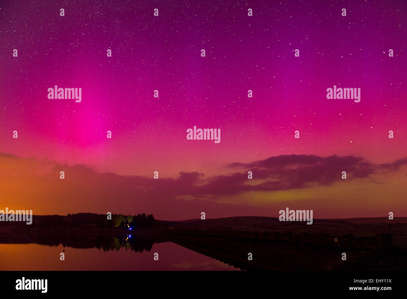 Aurora boreale (Northern lights) visto su Usk serbatoio nel Parco Nazionale di Brecon Beacons, Wales, Regno Unito Foto Stock