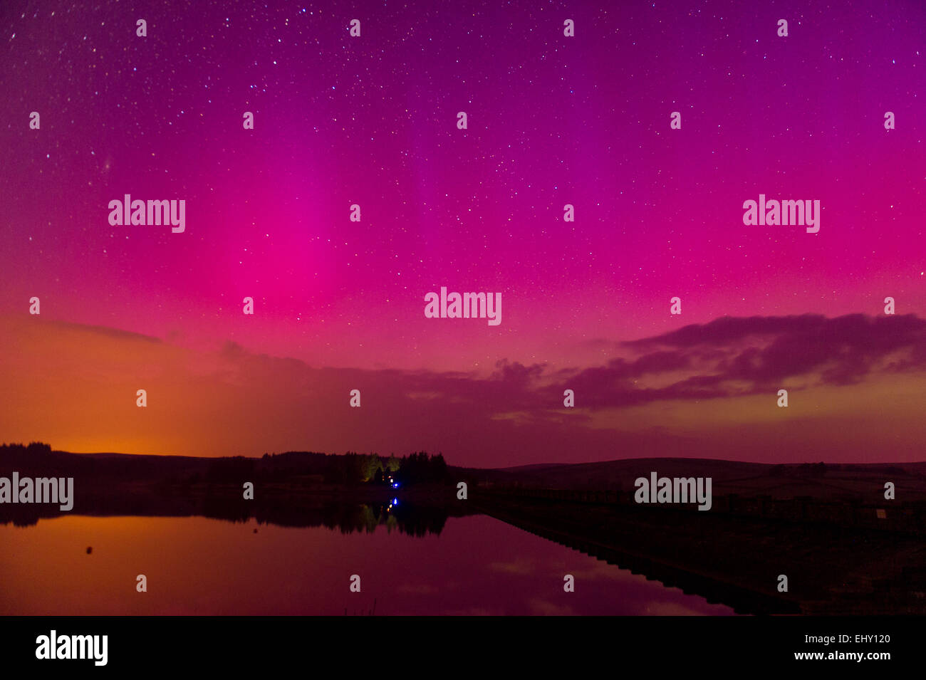 Aurora boreale (Northern lights) visto su Usk serbatoio nel Parco Nazionale di Brecon Beacons, Wales, Regno Unito Foto Stock