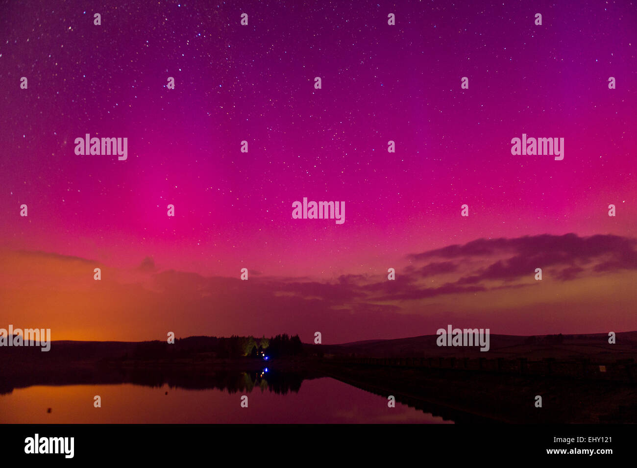 Aurora boreale (Northern lights) visto su Usk serbatoio nel Parco Nazionale di Brecon Beacons, Wales, Regno Unito Foto Stock