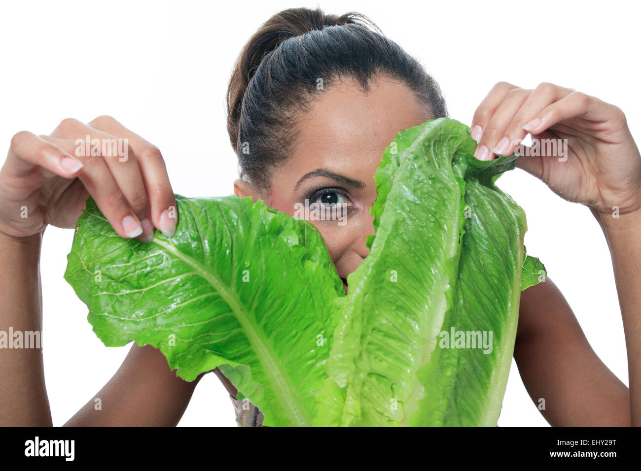 Mulatto persona guardare attraverso un insalata Foto Stock