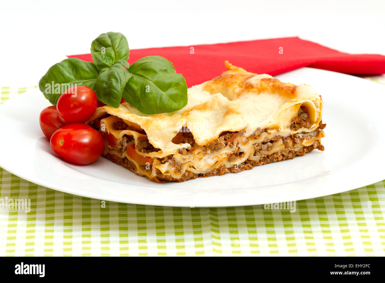Lasagne con pomodoro e basilico Foto Stock