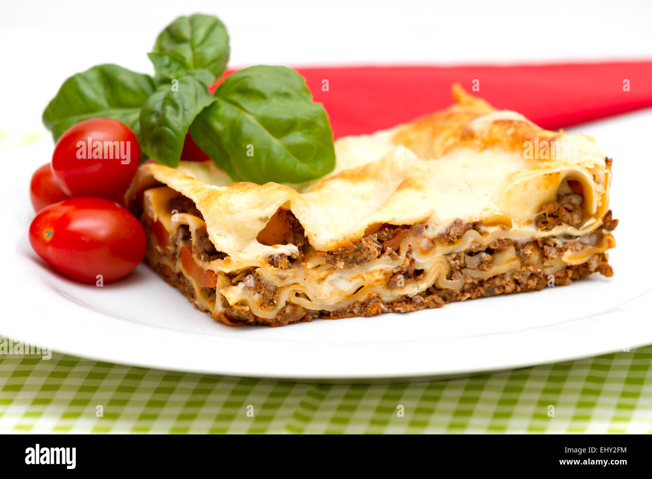 Lasagne con pomodoro e basilico Foto Stock