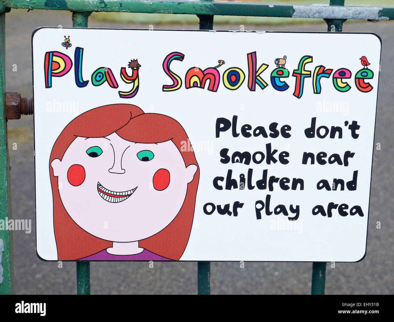 I bambini della richiesta di fumo area giochi REGNO UNITO Foto Stock
