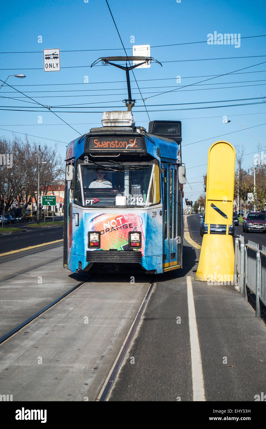 Tram blu da St. Kilda da Swanston San a Melbourne, Australia. Il sistema di trasporti pubblici di Melbourne è eccellente. Foto Stock