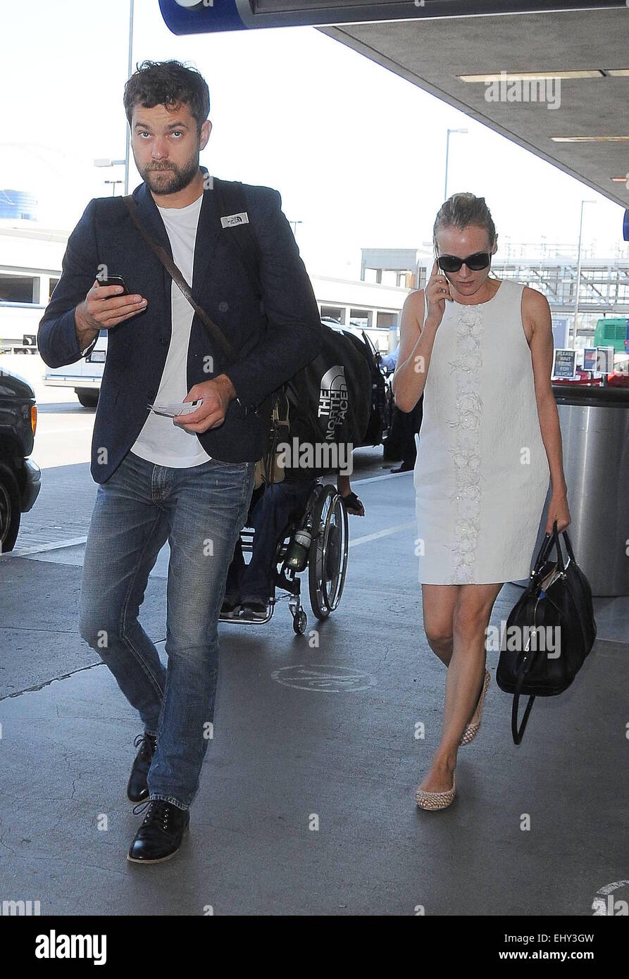 Diane Kruger e il suo fidanzato Joshua Jackson arrivano all'Aeroporto Internazionale di Los Angeles (LAX) dotata di: Diane Kruger,Joshua Jackson dove: Los Angeles, California, Stati Uniti quando: 13 Set 2014 Foto Stock