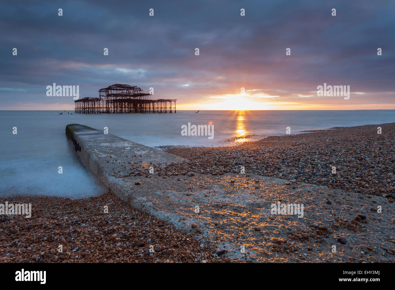 Tramonto al Molo Ovest resti in Brighton, East Sussex, Inghilterra. Foto Stock
