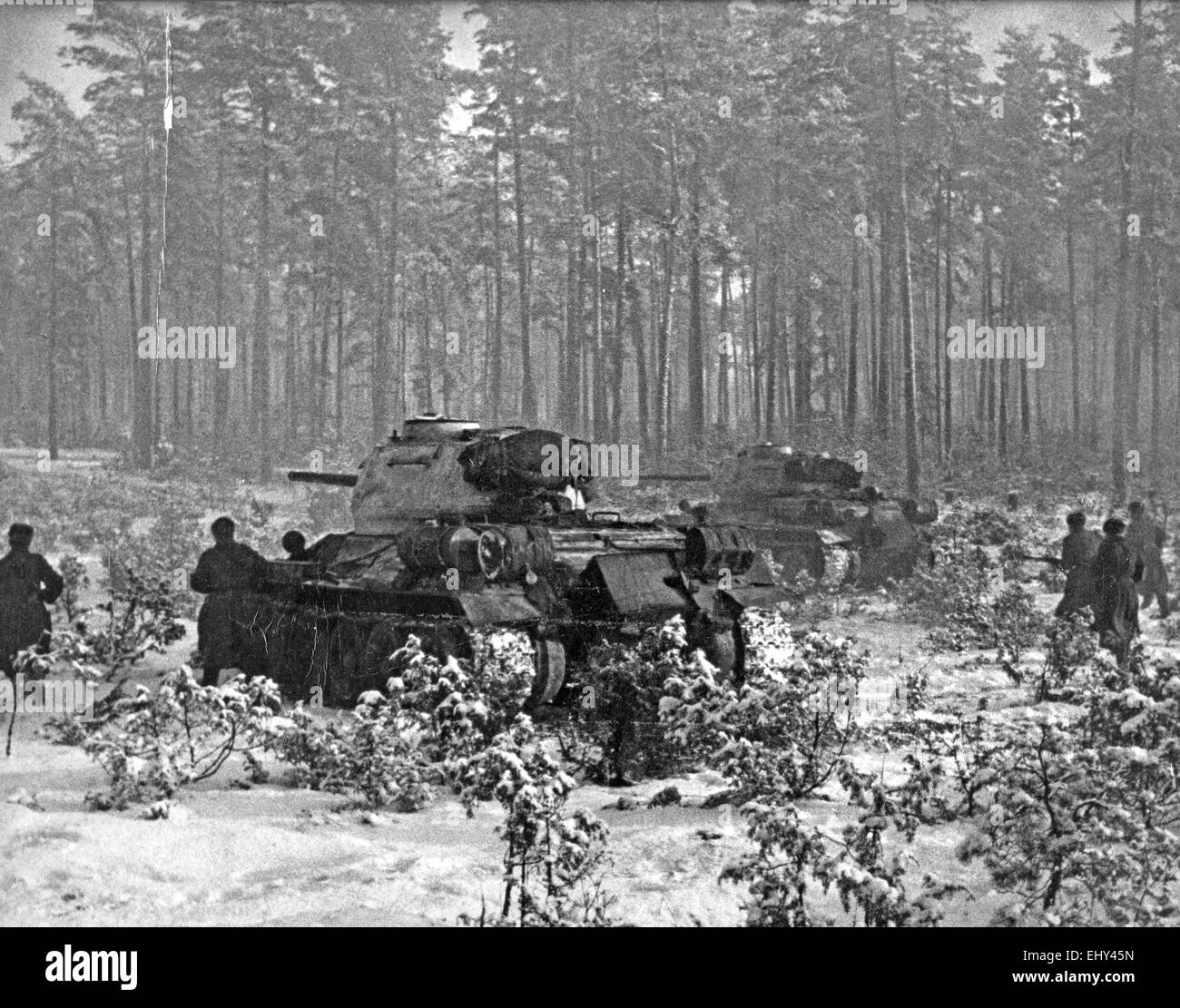 Esercito sovietico avanzante attraverso una foresta in Polonia nel gennaio 1945 Foto Stock
