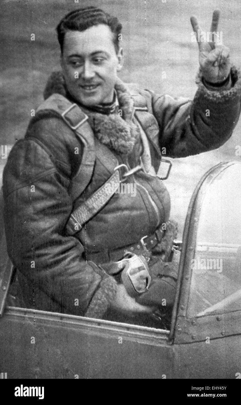 Aeronautica militare sovietica c 1944 didascalia originale: "Un catturato aviosuperficie tedesco. Primo fronte bielorusso. Eroe della Unione Sovietica capitano Sitkovsky. Il primo giorno si è tolto da acquisite aviosuperficie tedesco ha girato verso il basso due Messerschmitts.". Foto Stock