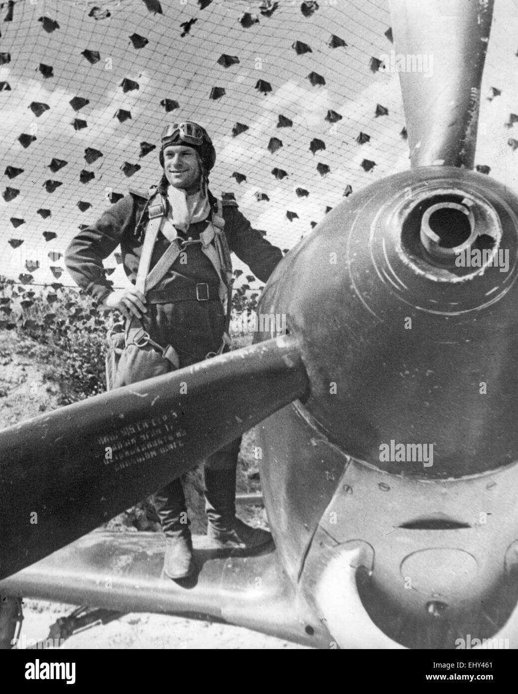 KANKESHEV AHMET HAPTAL aria sovietica ace con il suo Yak-9 circa 1944 Foto Stock