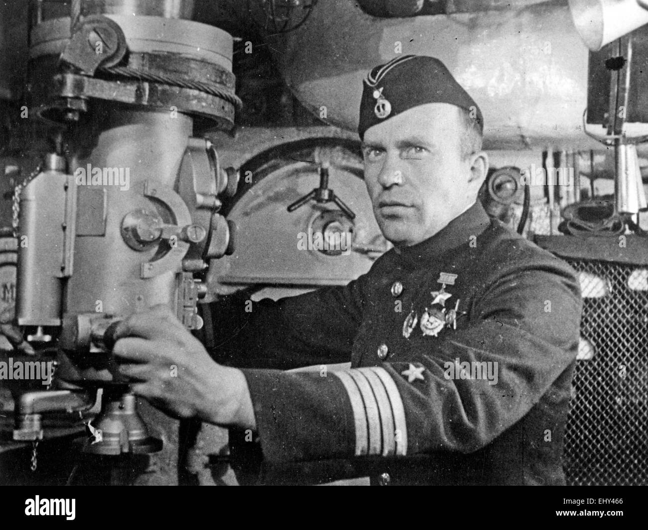 Sottomarini sovietici IN WW2. Capitano secondo Rank Ivan Kolishkin al suo periscopio nel 1944 Foto Stock