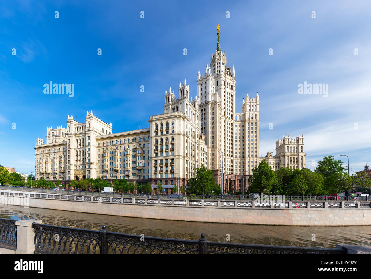 Kotelnicheskaya Embankment edificio nei pressi del fiume Yauza a Mosca, Russia Foto Stock