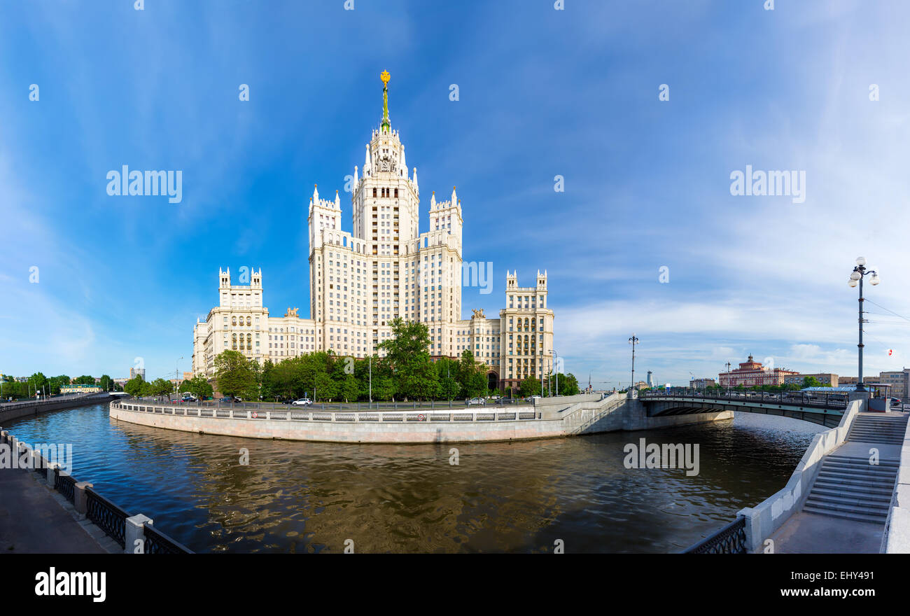Kotelnicheskaya Embankment edificio nei pressi del fiume Yauza a Mosca, Russia Foto Stock