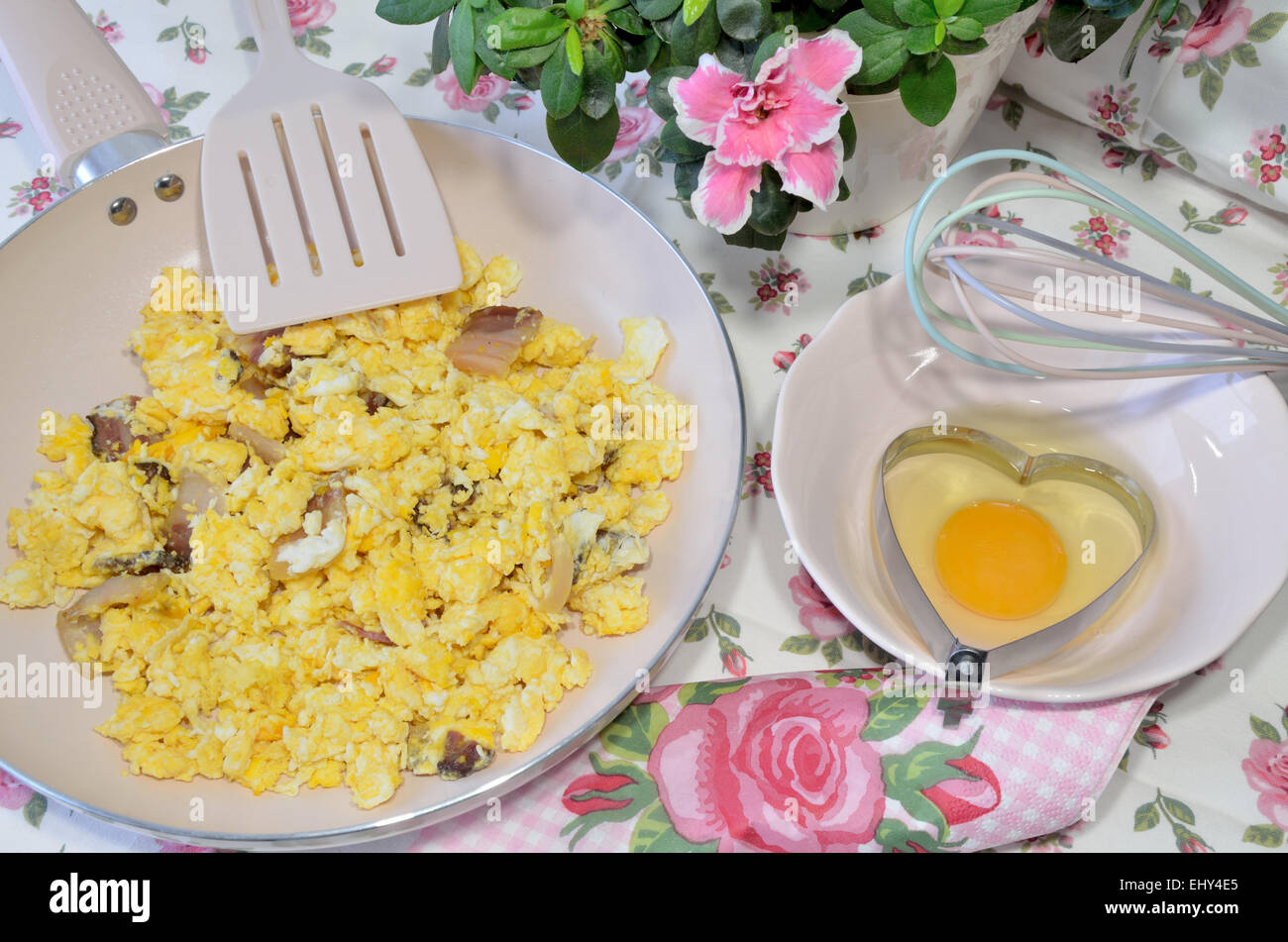 La pancetta e uova strapazzate per il giorno di San Valentino Foto Stock