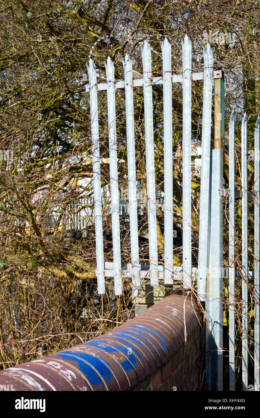 Galvanized palizzata scherma su un ponte, REGNO UNITO Foto Stock