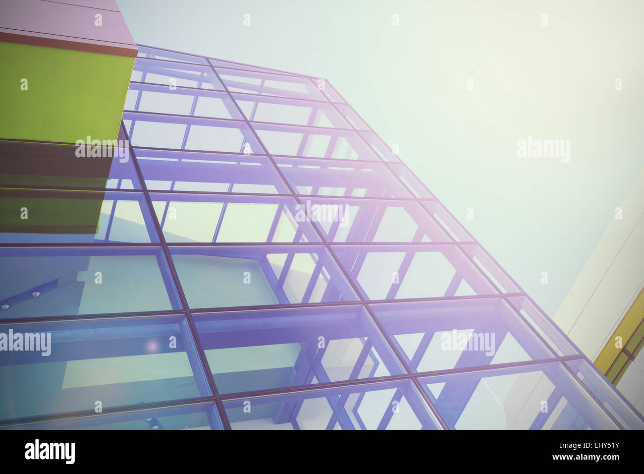 Moderni edifici per uffici di sfondo, high key colori vintage stile. Foto Stock