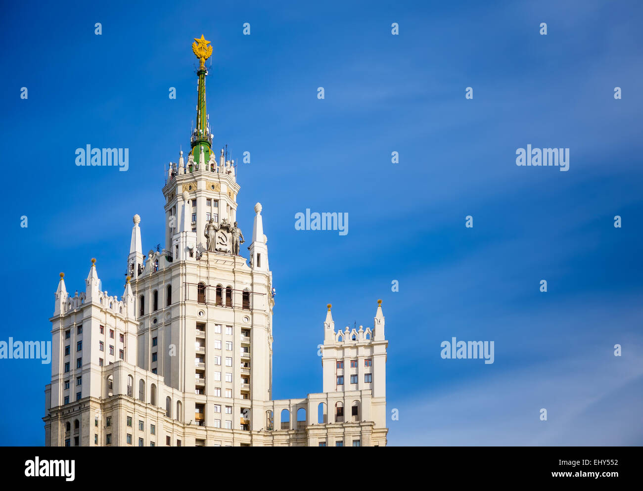 La torre e la guglia della Kotelnicheskaya grattacielo sullo sfondo del cielo a Mosca, Russia Foto Stock