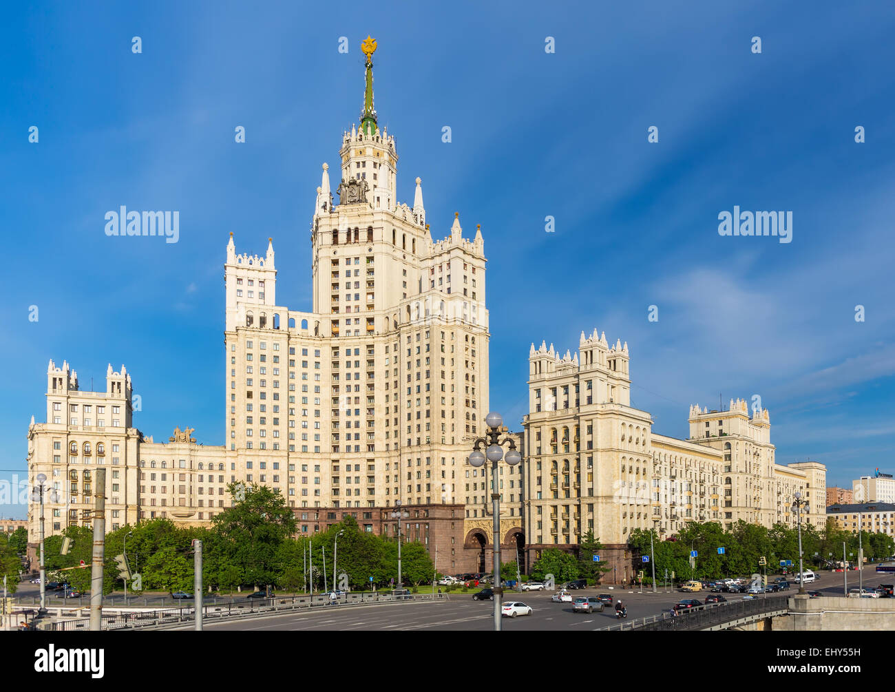 Vista panoramica del grattacielo Kotelnicheskaya sul fondo cielo a Mosca, Russia Foto Stock