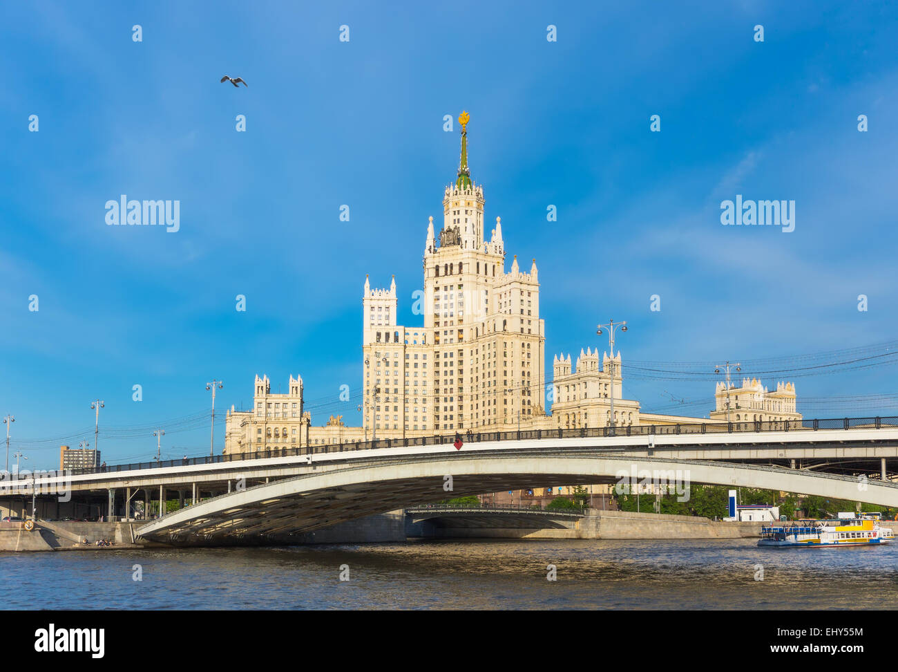 Il grattacielo stalinista sul Kotelnicheskaya embankment a Mosca, Russia Foto Stock