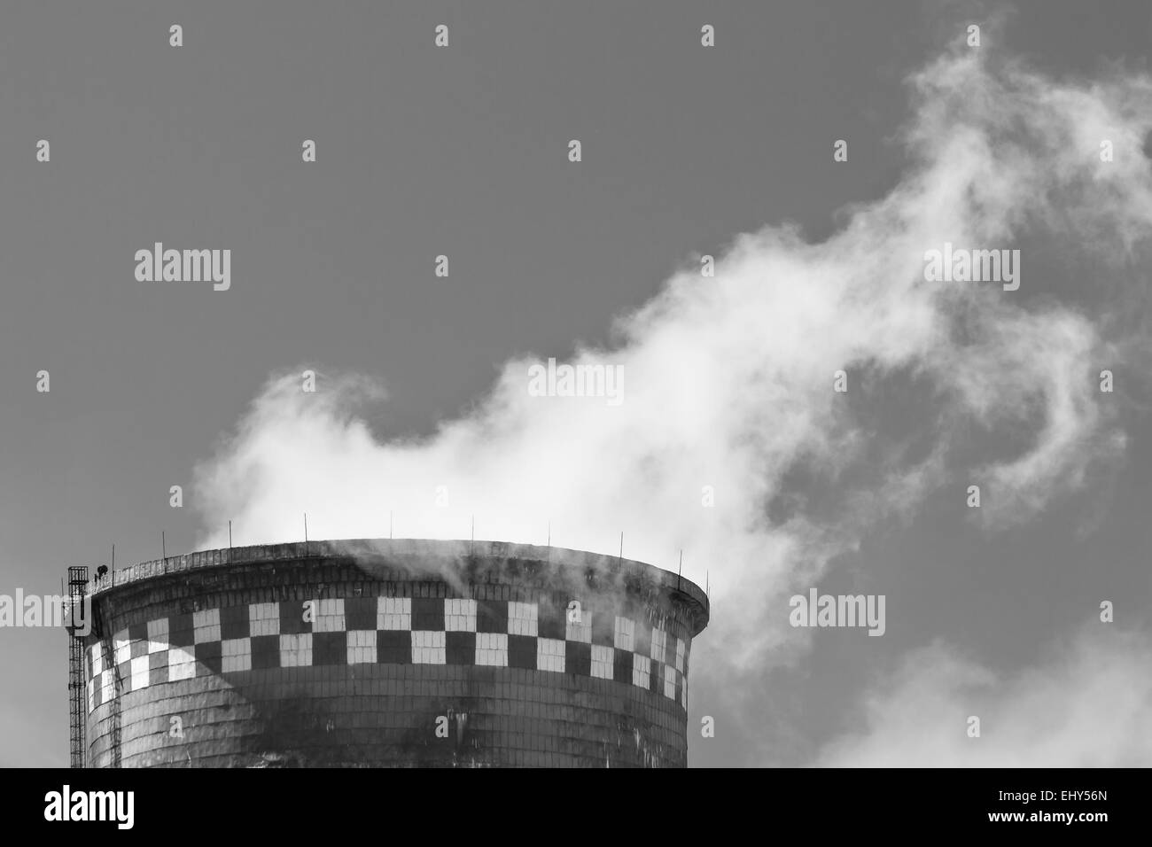 Lavorando la centrale termoelettrica di potenza con fumo a Mosca, Russia Foto Stock