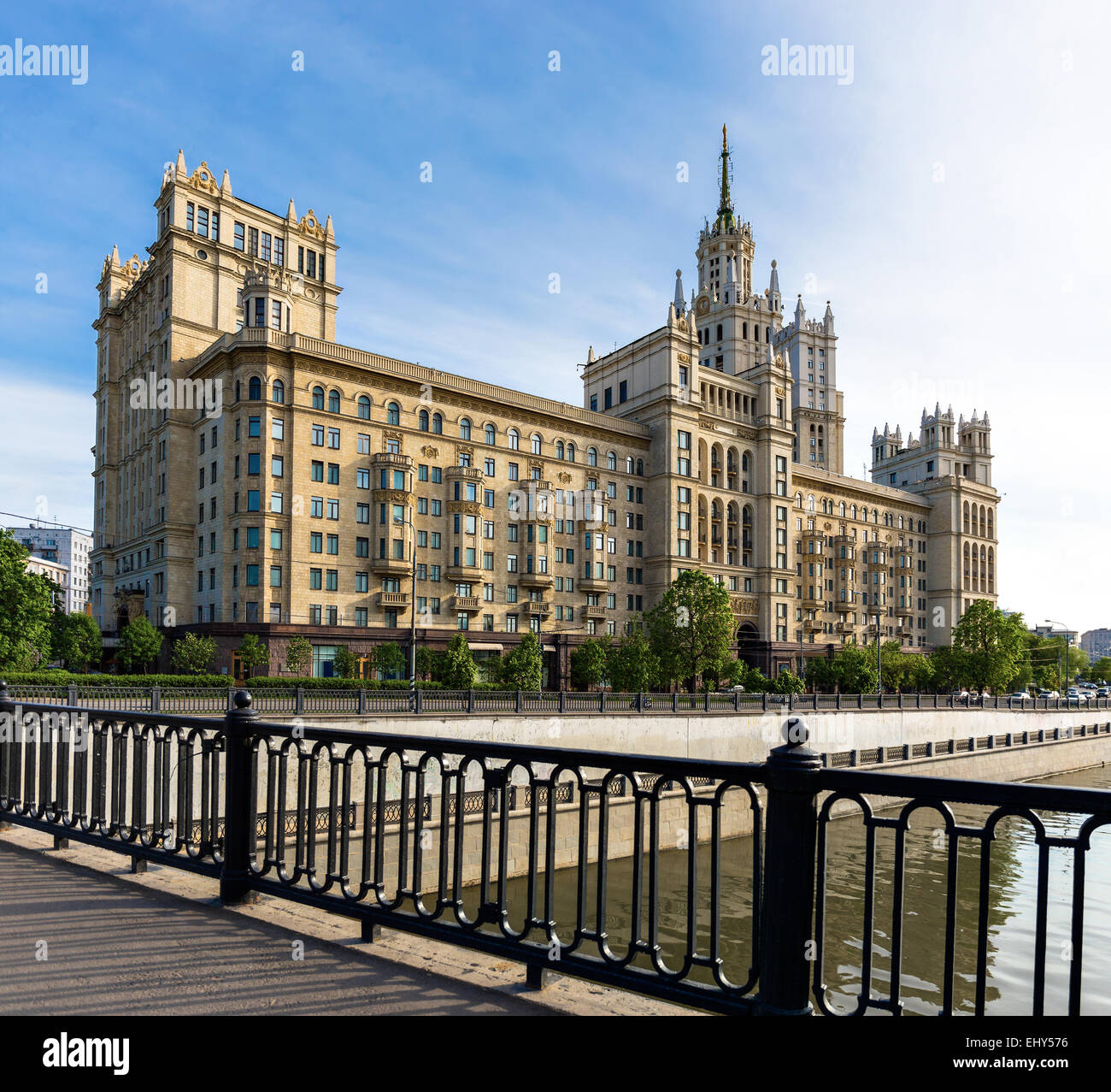 Kotelnicheskaya Embankment edificio nei pressi del fiume Yauza a Mosca, Russia Foto Stock