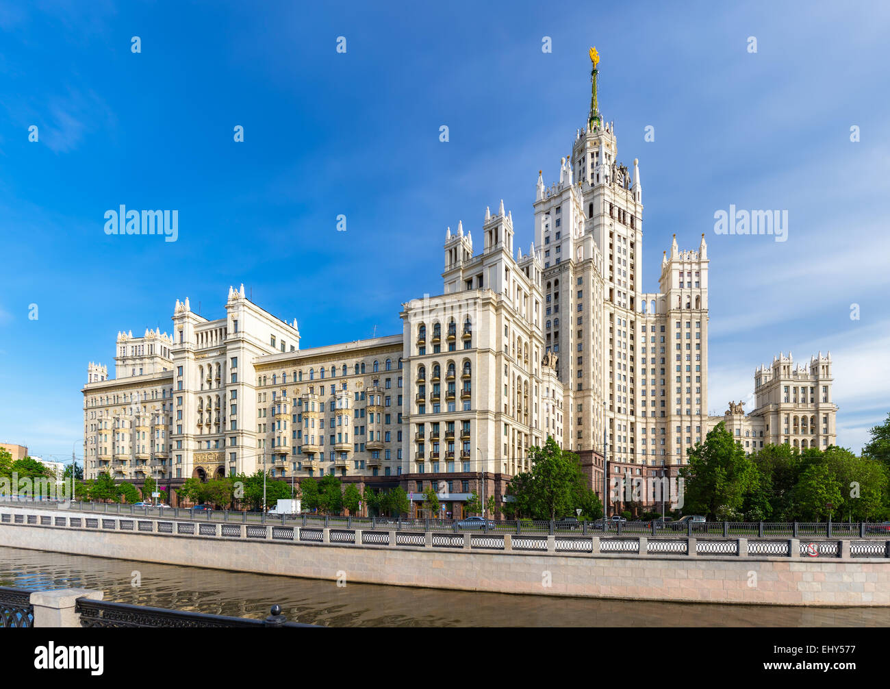 Kotelnicheskaya Embankment edificio nei pressi del fiume Yauza a Mosca, Russia Foto Stock