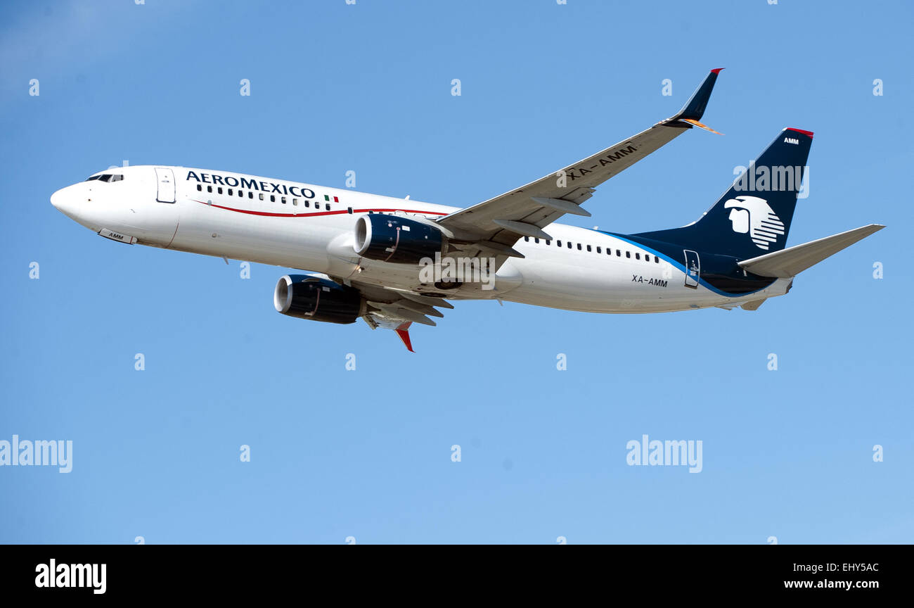 Los Angeles, California, USA. Xii Mar, 2015. Un Messico Aero Airlines Boeing 737 in decollo presso l'Aeroporto Internazionale di Los Angeles. Aero Il Messico è il tubo endotracheale nazionale del Messico. © David Bro/ZUMA filo/Alamy Live News Foto Stock