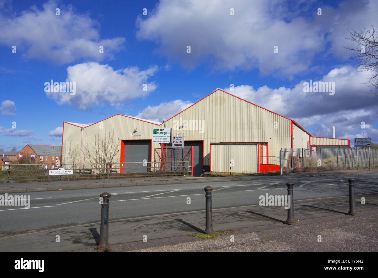Un moderno magazzino unità di fabbrica, vista Canale Industrial Estate, Brettell Lane, Brierley Hill, West Midlands, England, Regno Unito Foto Stock