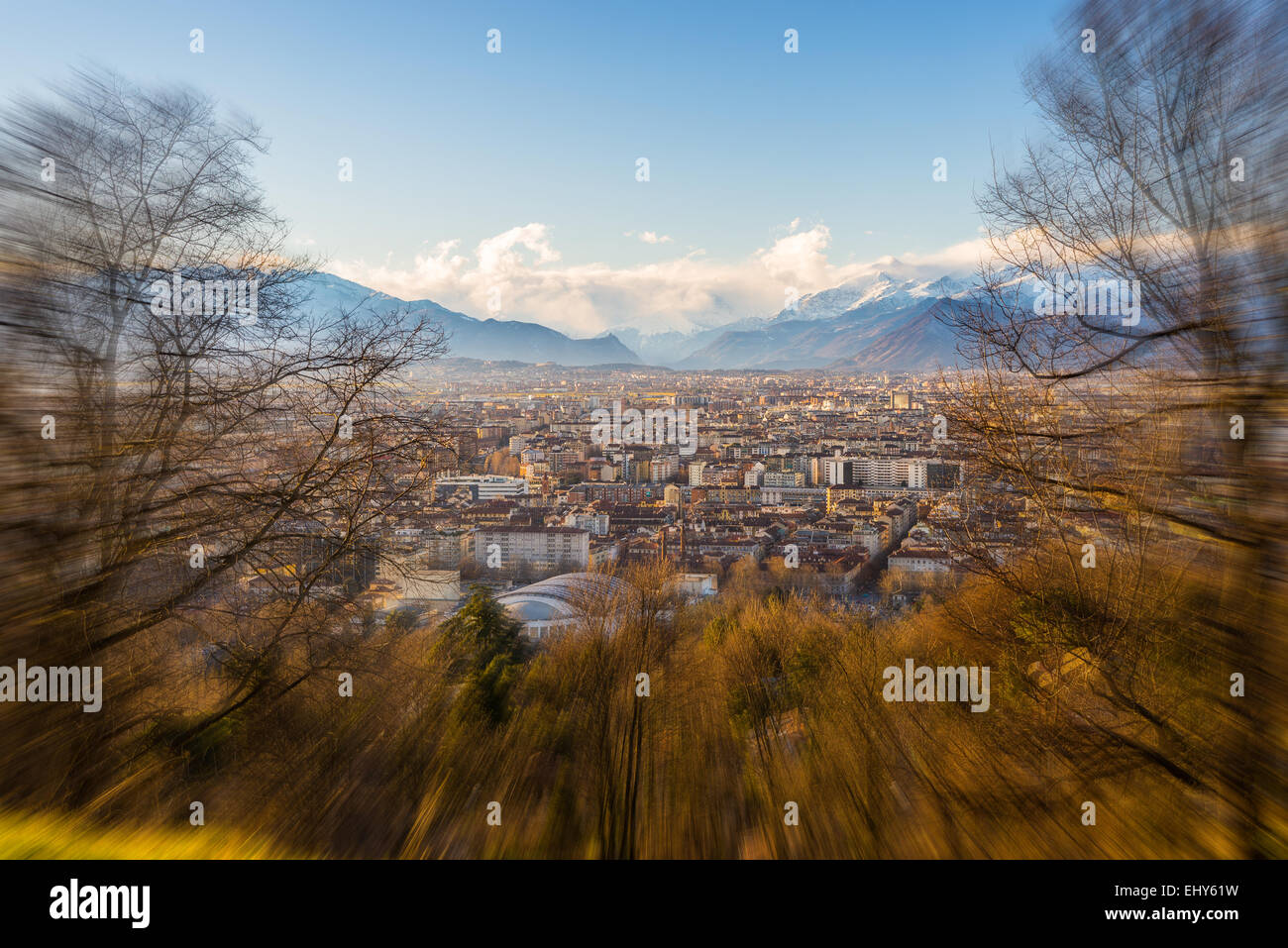 Un punto di vista personale di Torino (Torino), Italia. Vista panoramica dal di sopra con scenic nevato arco alpino in background. Foto Stock