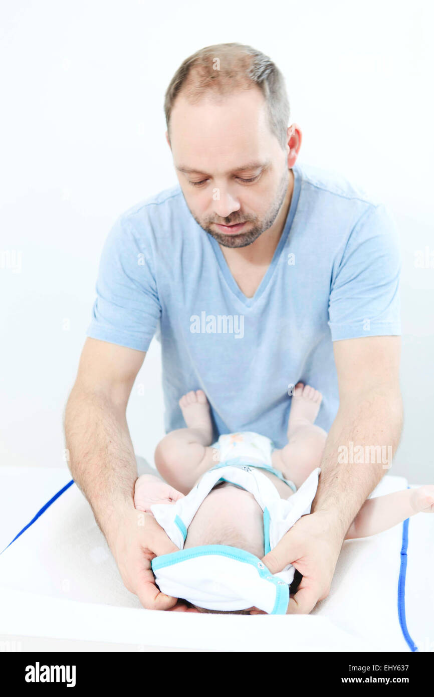 Padre cambiando pannolino per bambini Foto Stock