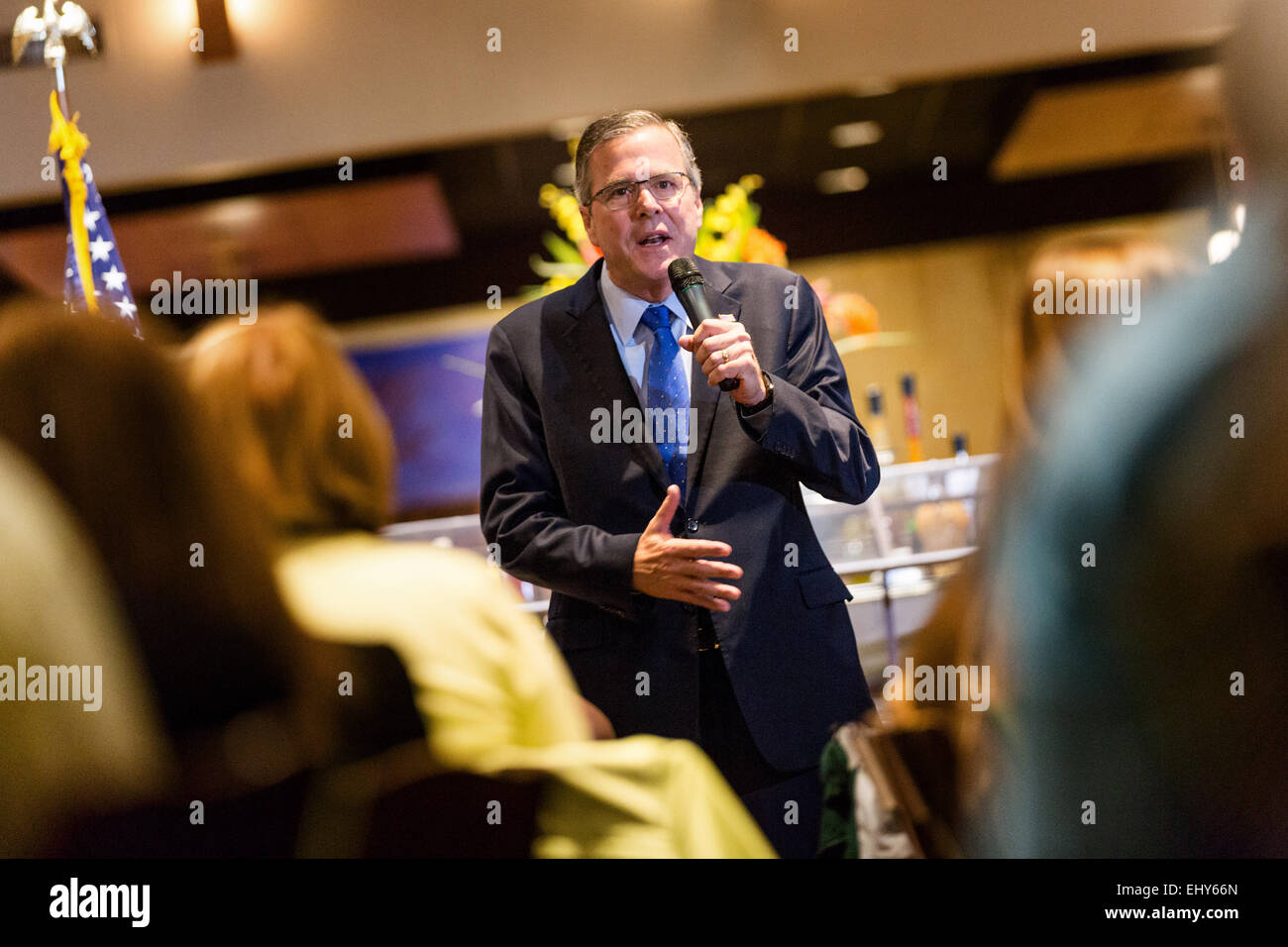 Ex Governatore della Florida e il potenziale candidato presidenziale repubblicano Jeb Bush parla di sostenitori in corrispondenza di un inizio di mattina GOP evento colazione Marzo 18, 2015 in Myrtle Beach, Carolina del Sud. Foto Stock