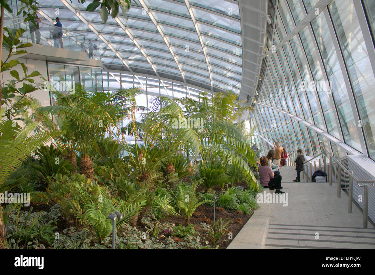 London, Regno United. Xviii March 2015 - Visitatori admires la vista dal cielo giardino, walkie talkie edificio della città. Foto Stock