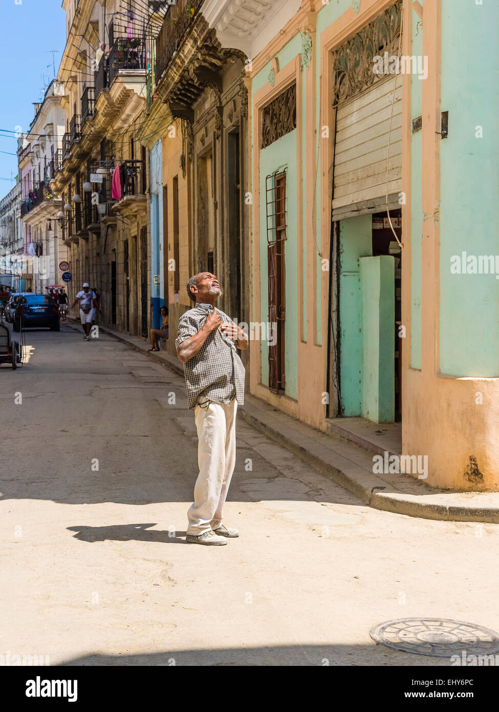 Afro-cubane un uomo anziano si erge nel mezzo di un Havana Vieja street in pieno giorno avente una esperienza religiosa. Foto Stock