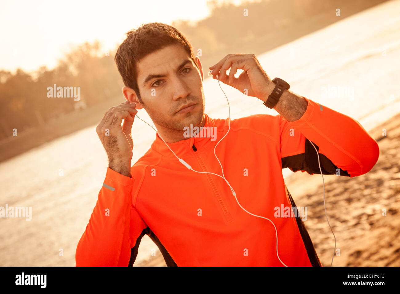Runner maschio con le cuffie sul lungomare Foto Stock
