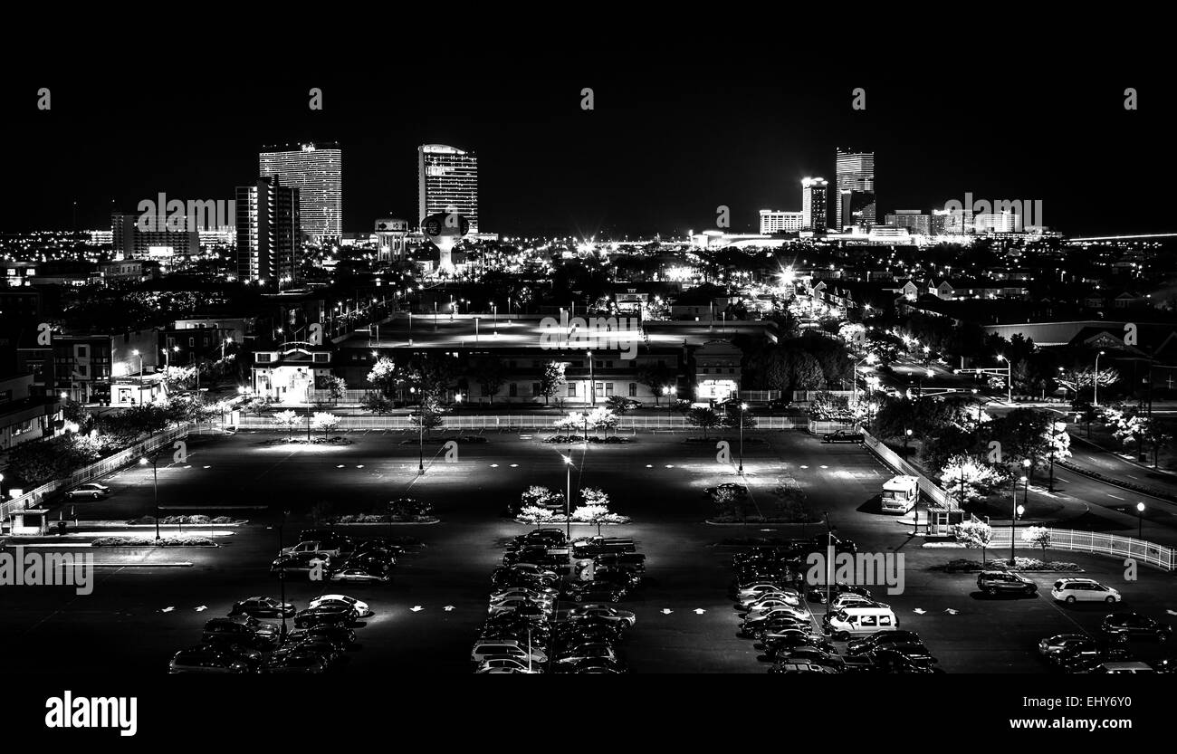 Strade e distante casinò di notte in Atlantic City, New Jersey. Foto Stock