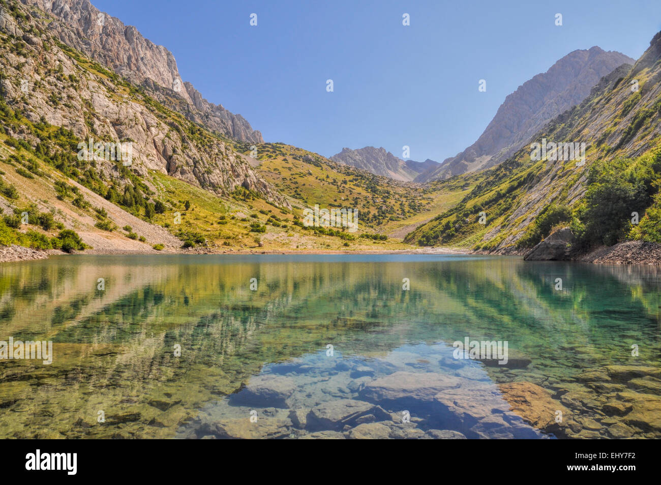 Il lago cristallino in mountain range Tien-Shan in Kirghizistan Foto Stock
