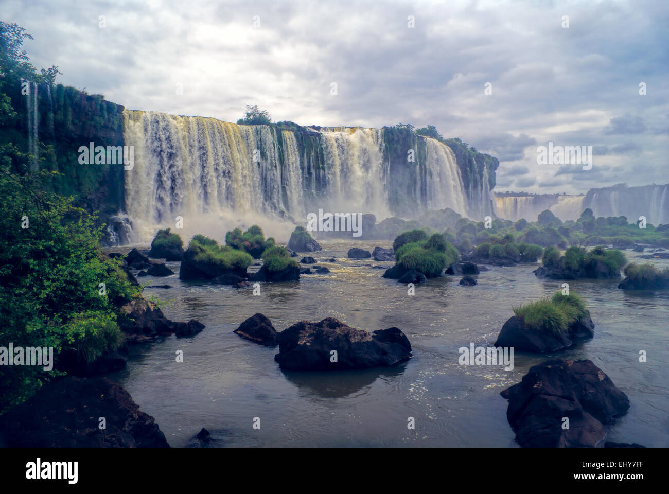 Drammatica vista delle cascate di Iguazu in Argentina Foto Stock