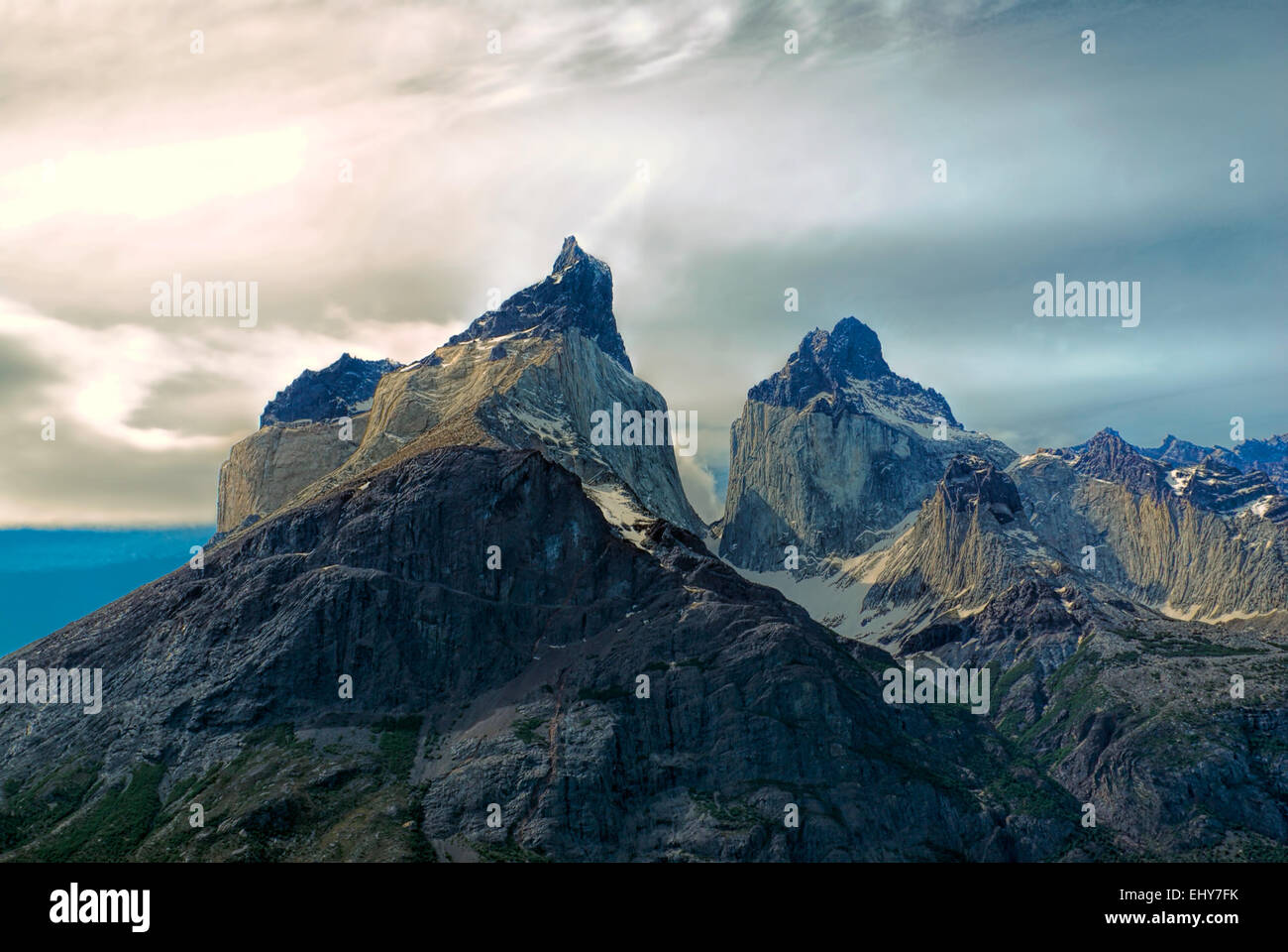 Picchi drammatici del parco nazionale Torres del Paine in sud americana Andes Foto Stock