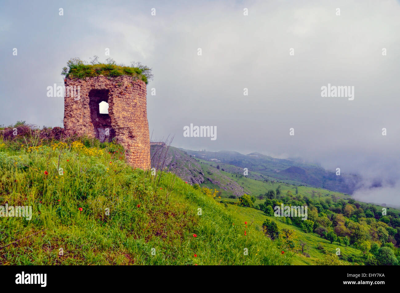 Rovine della vecchia struttura in pietra in Karabakh montagnoso distrutta dalla guerra Foto Stock