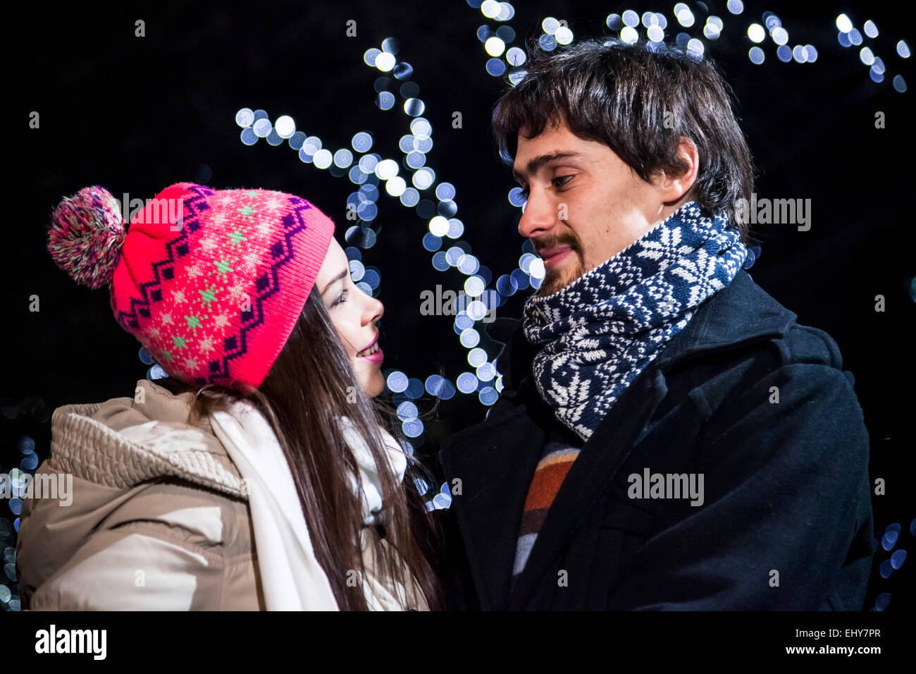 Coppia giovane Falling in Love al mercatino di Natale Foto Stock