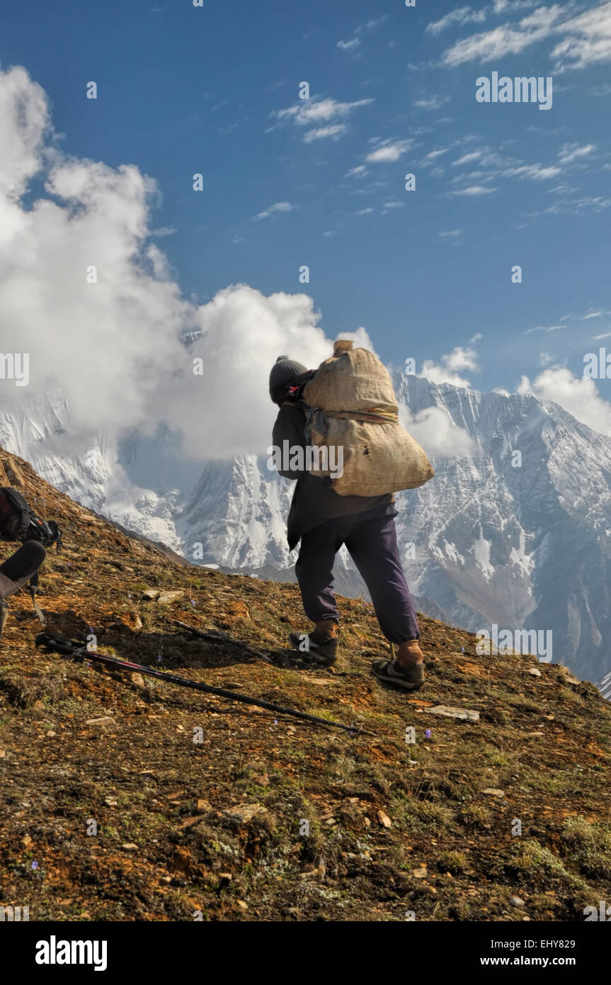 Sherpa in Himalaya pittoresche montagne del Nepal Foto Stock
