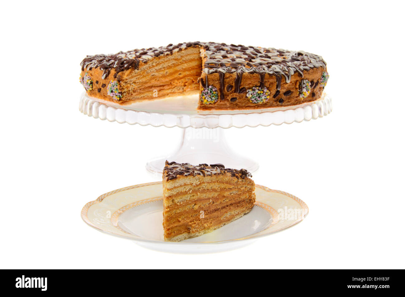 Dolce fetta di torta di miele. Isolato Foto Stock