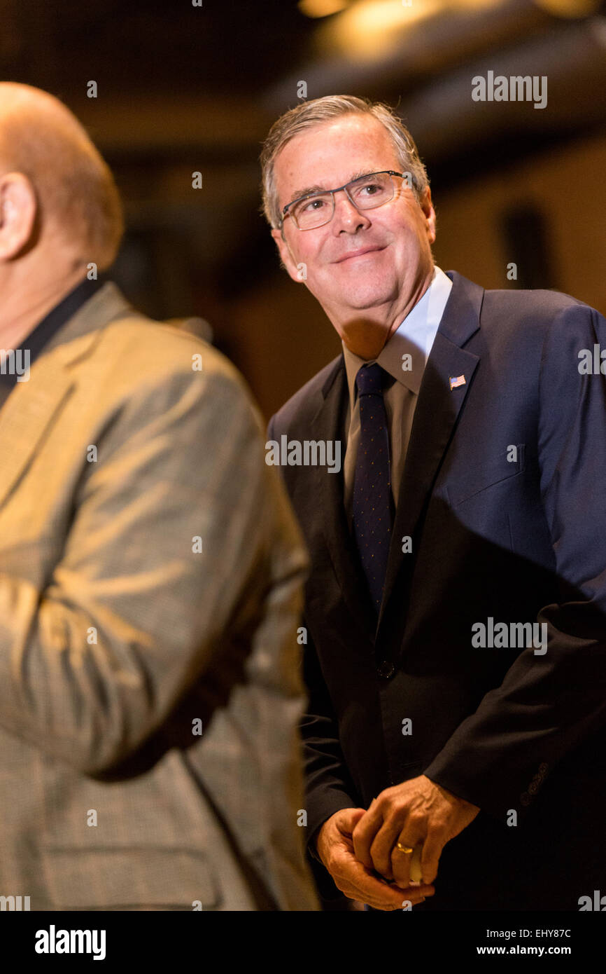 Ex Governatore della Florida e il potenziale candidato presidenziale repubblicano Jeb Bush è introdotto in corrispondenza di un inizio di mattina GOP evento colazione Marzo 18, 2015 in Myrtle Beach, Carolina del Sud. Foto Stock