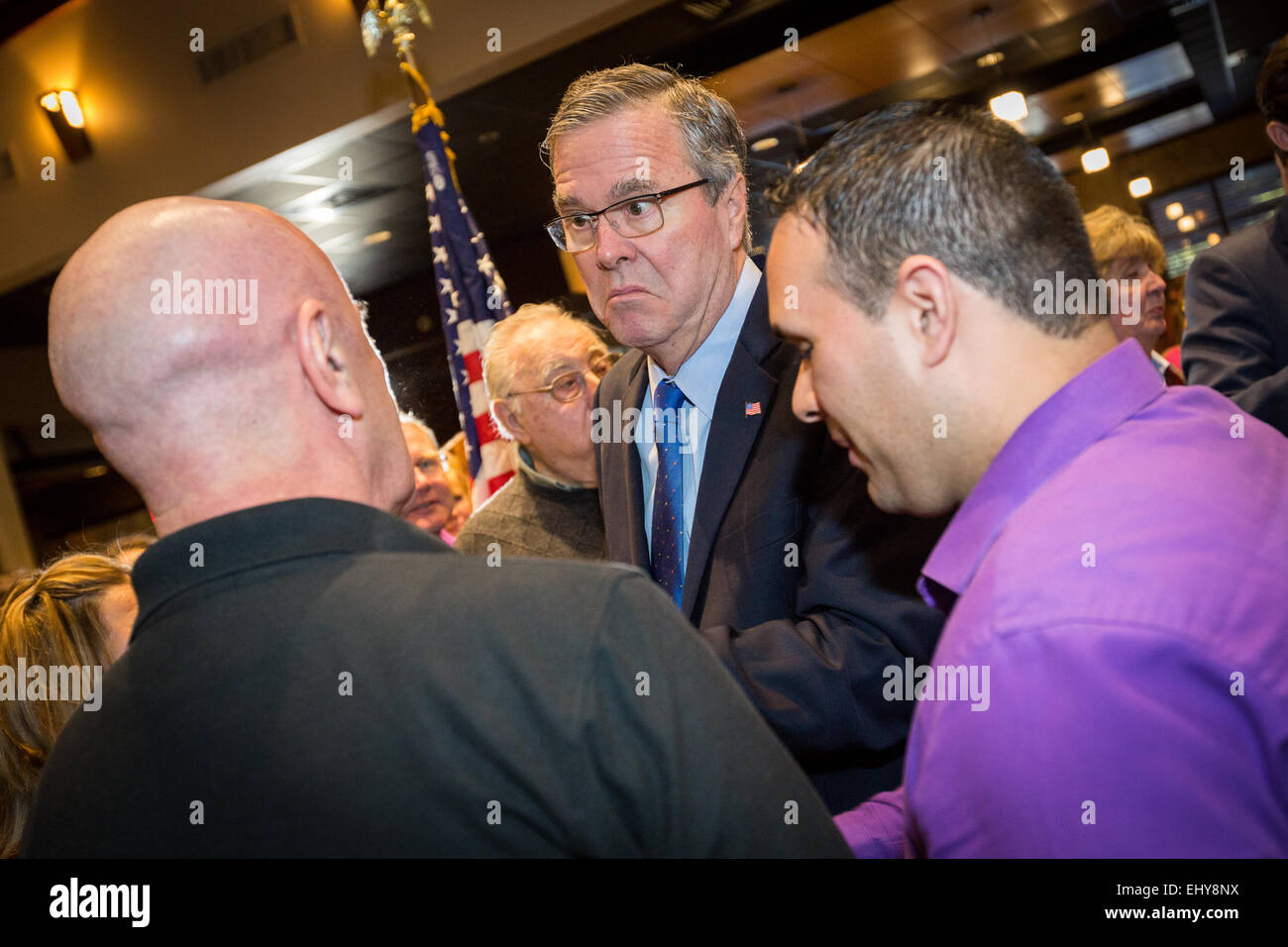 Ex Governatore della Florida e il potenziale candidato presidenziale repubblicano Jeb Bush saluta i sostenitori in corrispondenza di un inizio di mattina GOP evento colazione Marzo 18, 2015 in Myrtle Beach, Carolina del Sud. Foto Stock