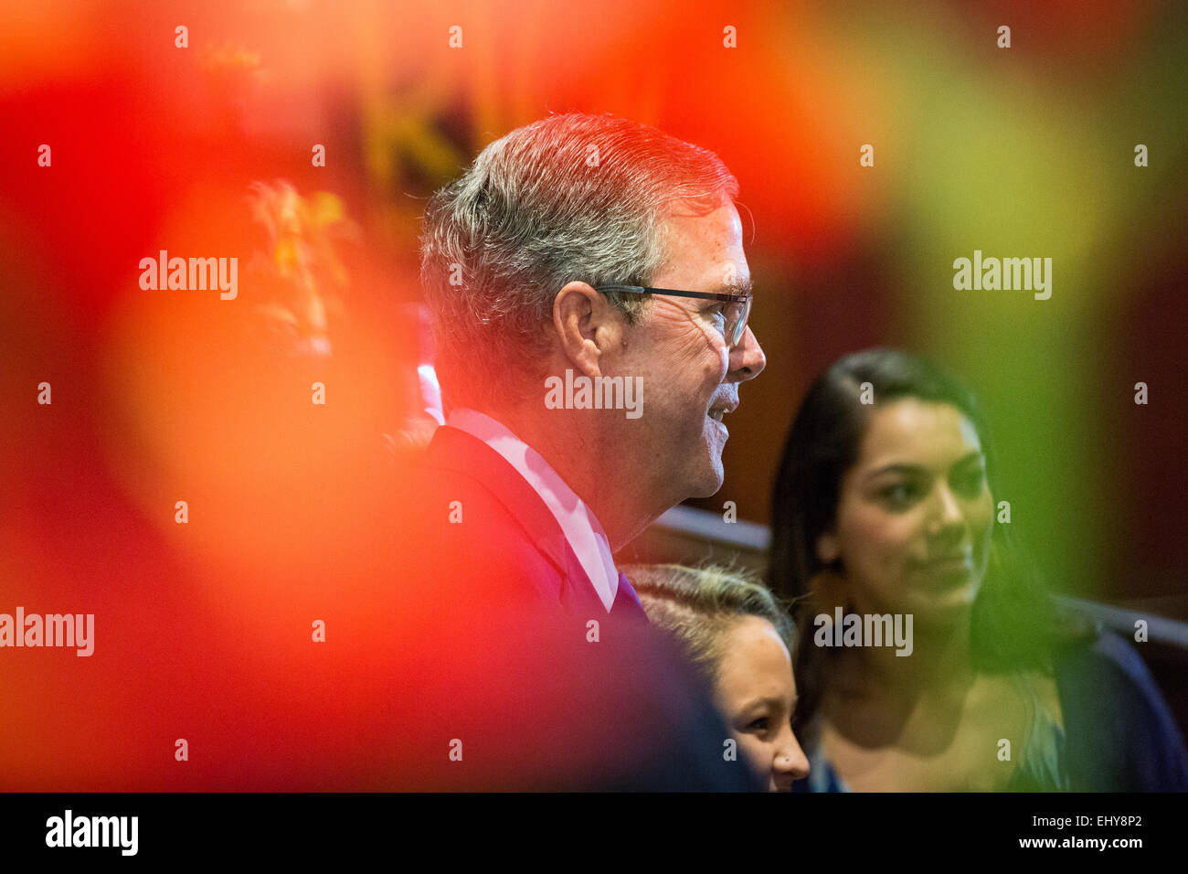 Ex Governatore della Florida e il potenziale candidato presidenziale repubblicano Jeb Bush saluta i sostenitori in corrispondenza di un inizio di mattina GOP evento colazione Marzo 18, 2015 in Myrtle Beach, Carolina del Sud. Foto Stock