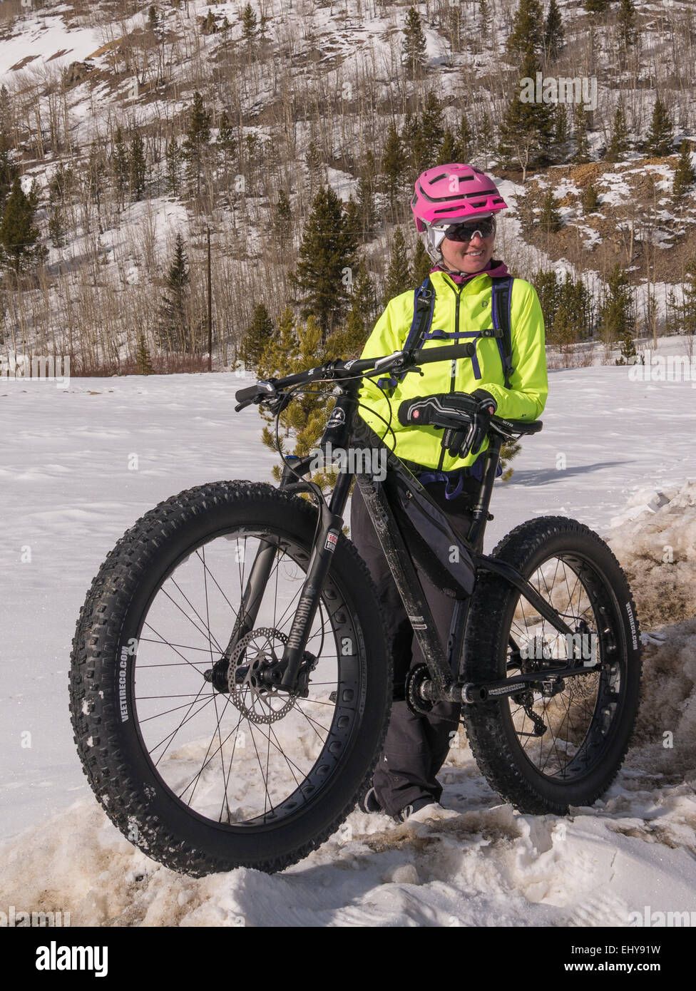 La donna e la sua bici grasso, Breckenridge, Colorado Foto stock